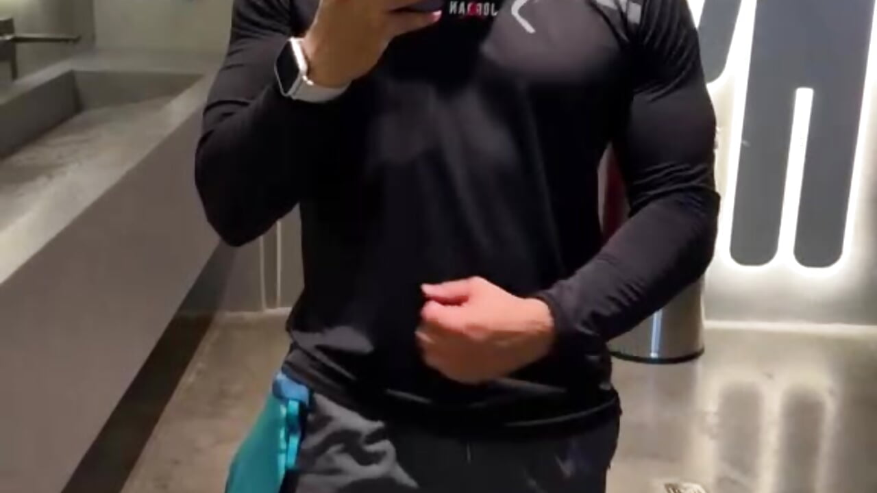 Alpha energy from the gym mirror. 😈 Want a closer look at these thighs? - video Marco_Vega kameramallilta