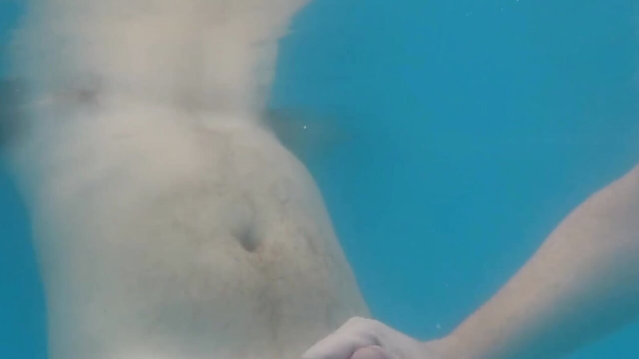 Cazzo in mano in piscina