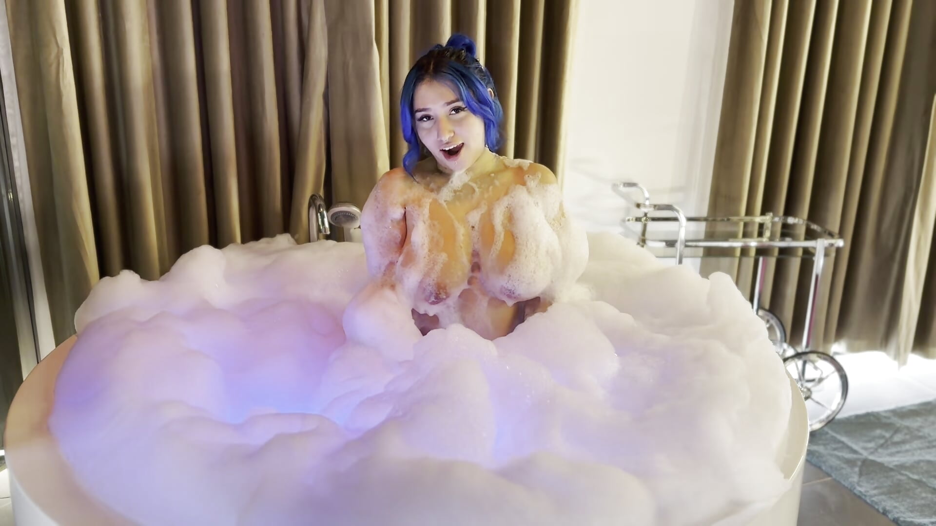 I tease you in the bubble bath🤭🫧