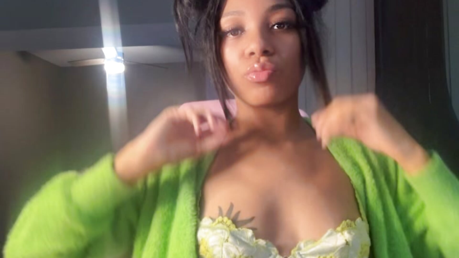 💚 - clip cu trinibarbieee model videochat