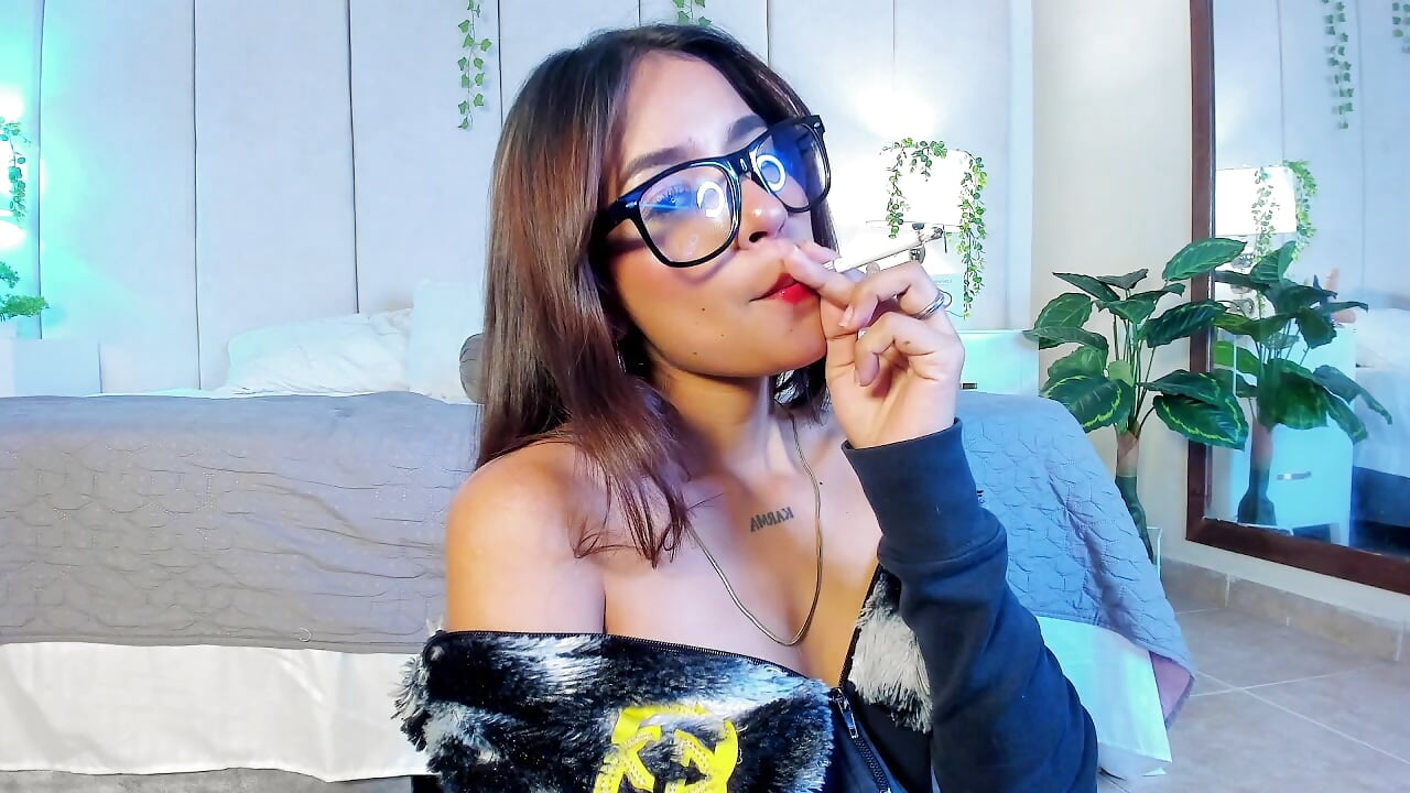 Smoking girl 🚬 - mia_rousse25 adlı kamera modelinin videosu