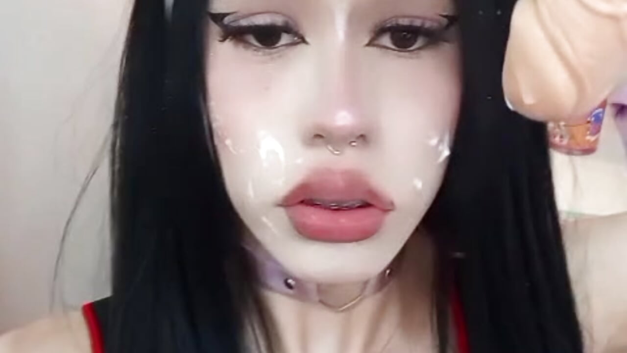 The Throne is Warm 🔥 - video oleh model kamera Foxxy_Doll