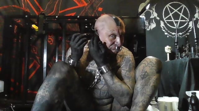 object started tattooing ears and head - object857主播的视频