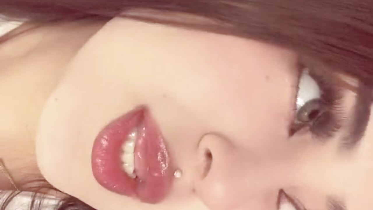 Give me a command and I’ll do what you ask – видео вебкам-модели ChloeShade