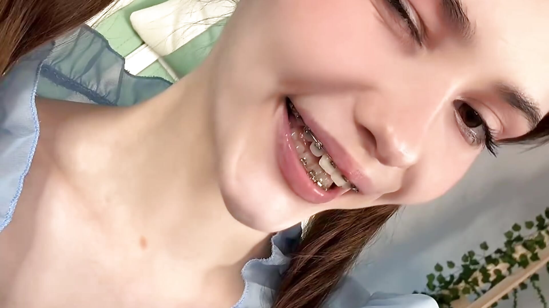 Just a cute girl looking for her favorite distraction^~^ - video by Zoe_Vee cam model