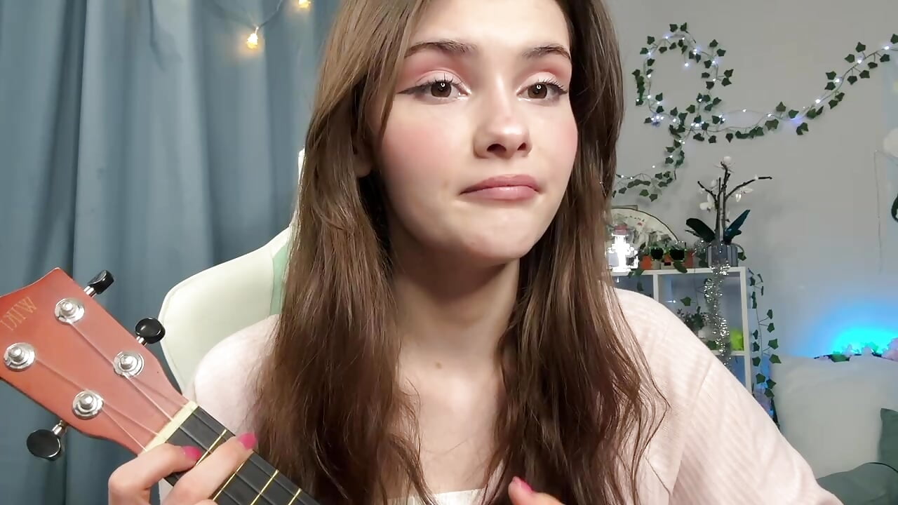 A ukulele cover by me! - Zoe_Vee主播的视频