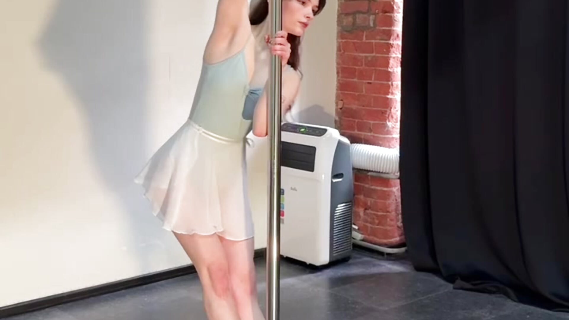 Pole Practice - video di Zoe_Vee modella di cam