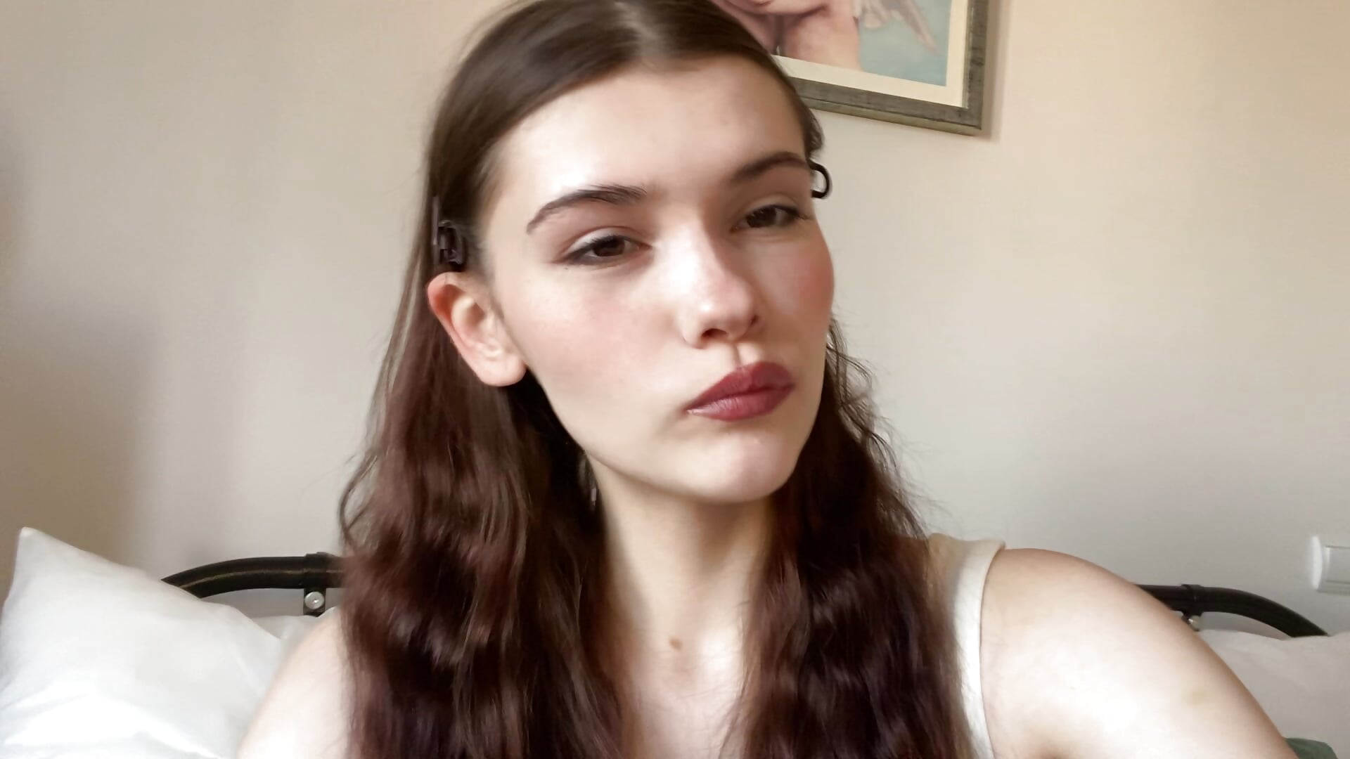 Chewing gum and blowing bubbles 🤩 - Zoe_Vee主播的视频