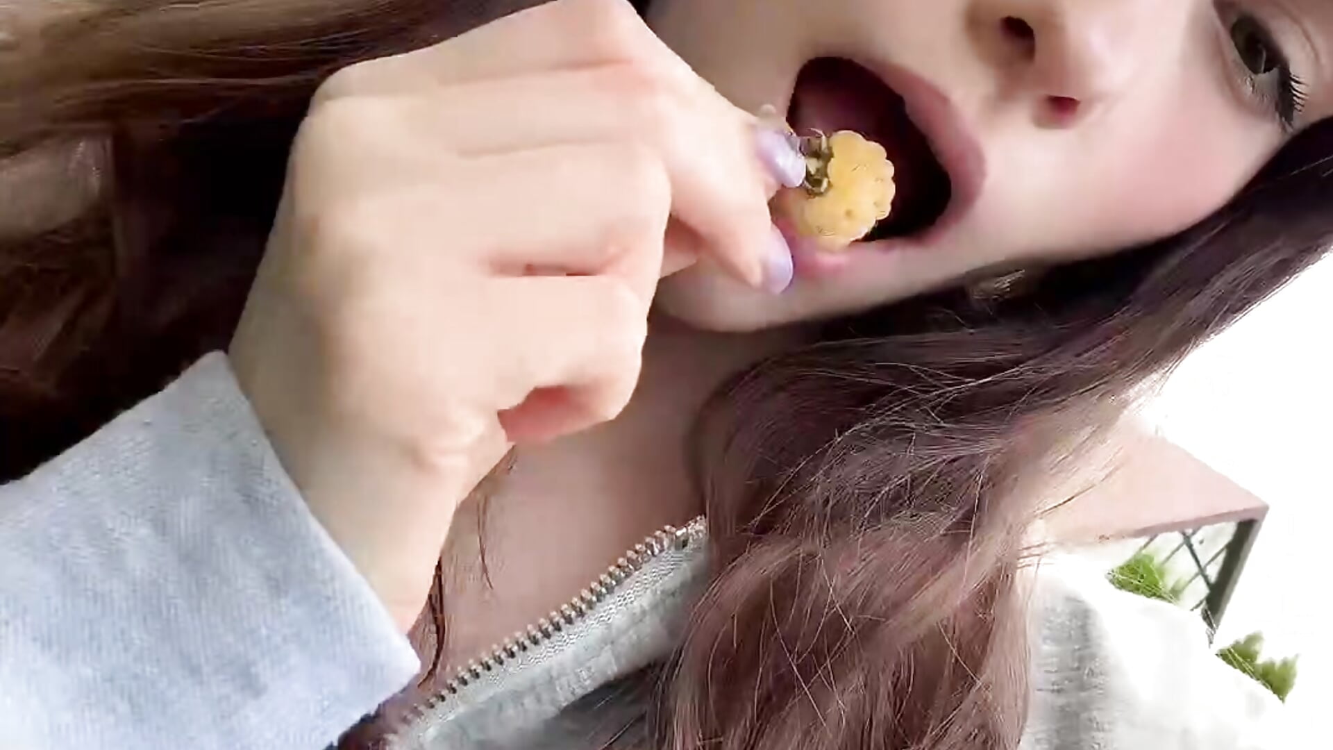Country air, messy hair, zero worries 🌿🤍 - відео від вебкаммоделі Zoe_Vee