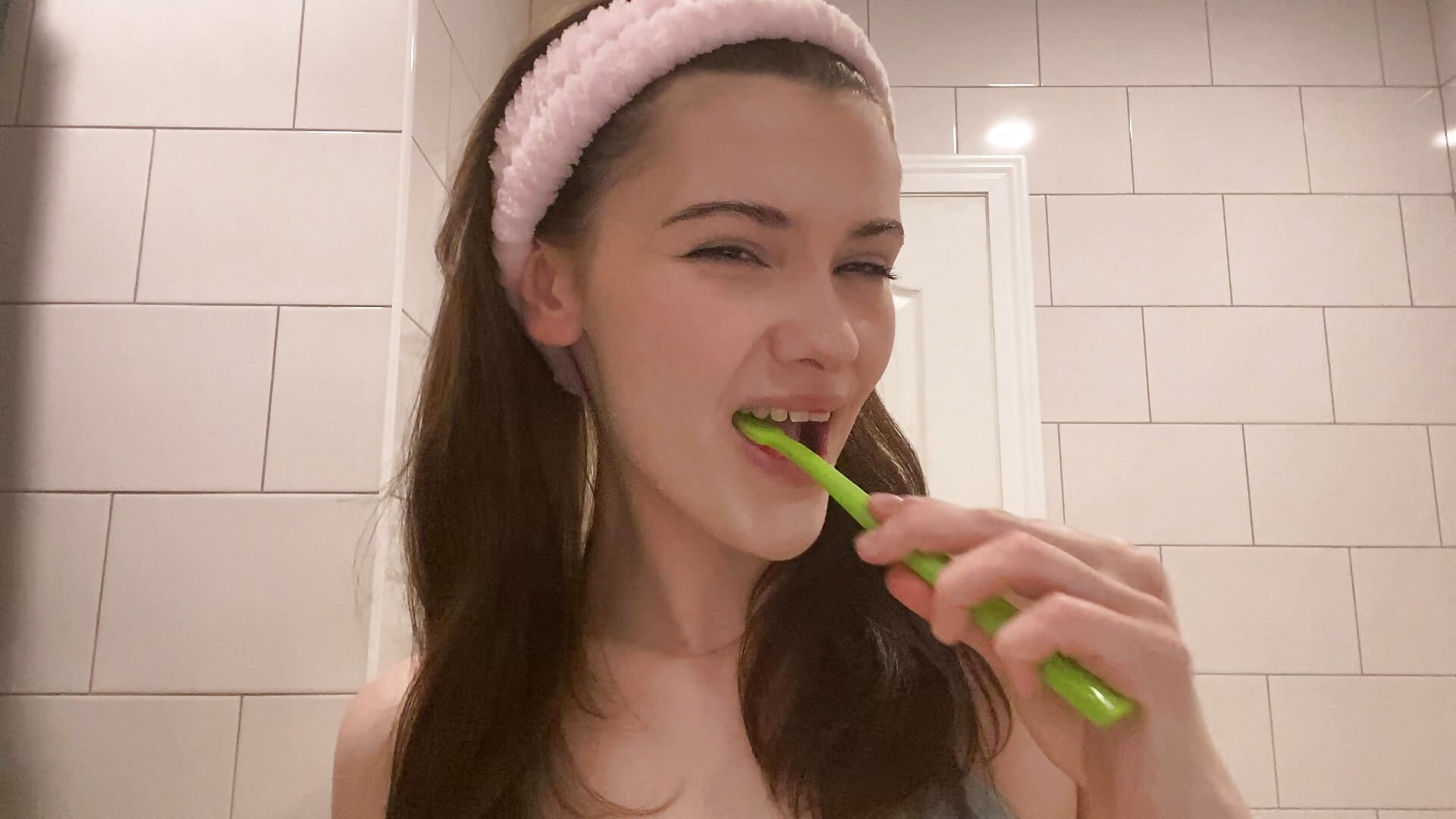Brushing my teeth before bed 💤 - Zoe_Vee主播的视频