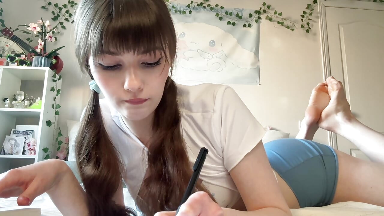 I ignore you while I study - video by Zoe_Vee cam model