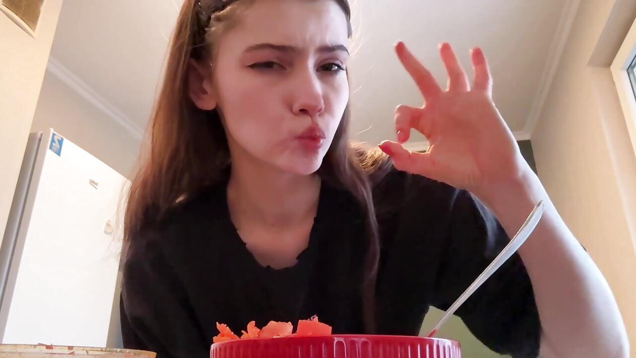 Cooking dinner for our dinner date! - vidéo du modèle de showcams Zoe_Vee