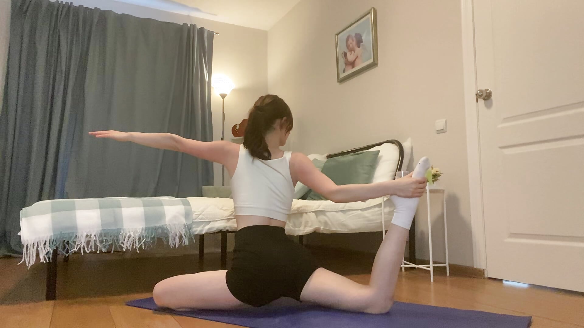 Cute stretch after waking up 🌞 - Zoe_Vee主播的视频