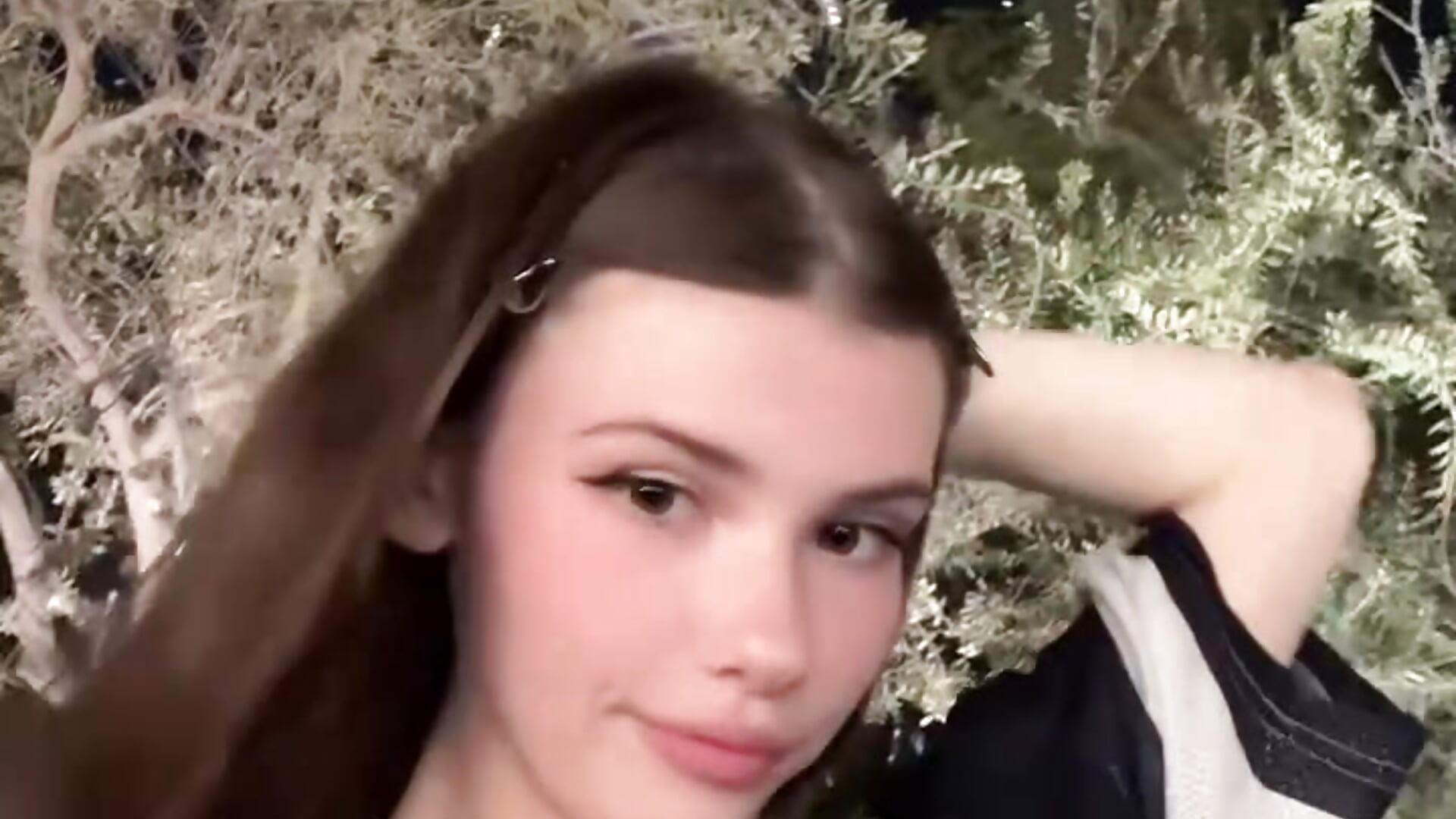 just vibing and looking way too good - video by Zoe_Vee cam model