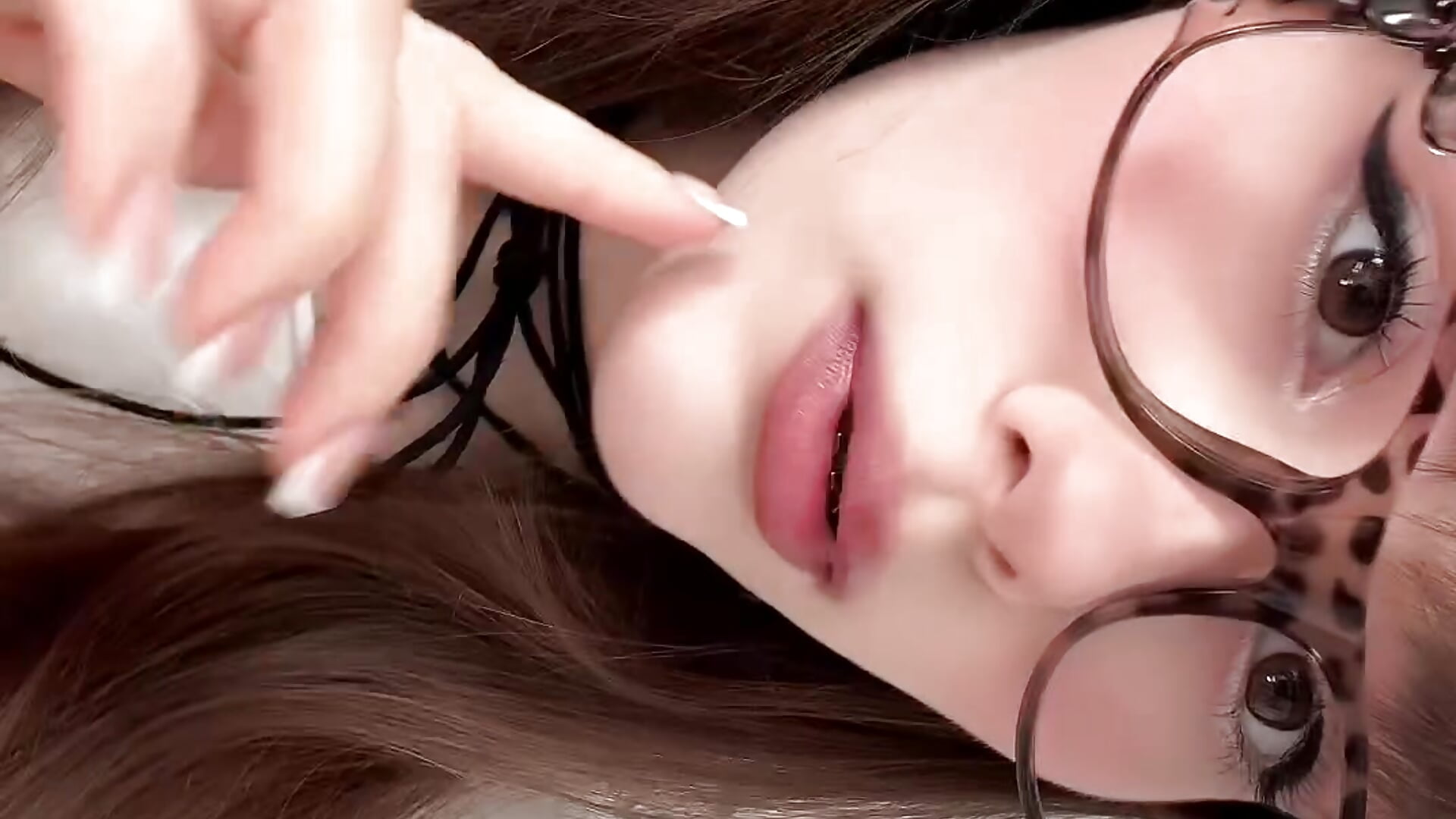 How do these glasses look on me? - video van Zoe_Vee cam-model