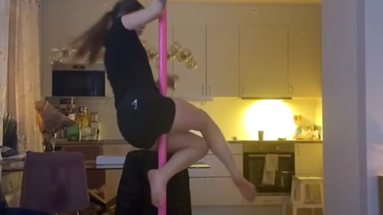 386424B4-611C-4F39-B51E-E10ED477D972 - video by sash87350 cam model