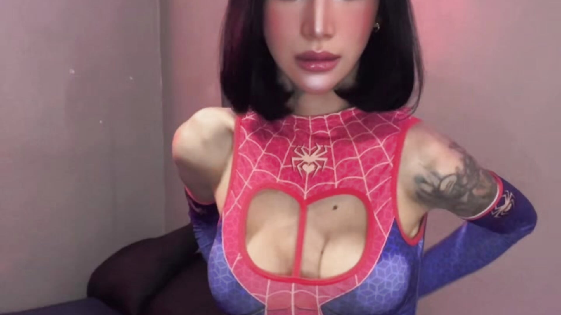 HORNY SPIDERWOMAN - vidéo du modèle de showcams redhotties