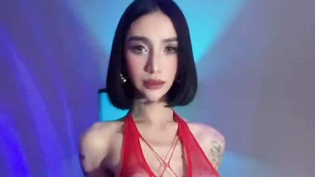 showcasing her body! - vidéo du modèle de showcams redhotties