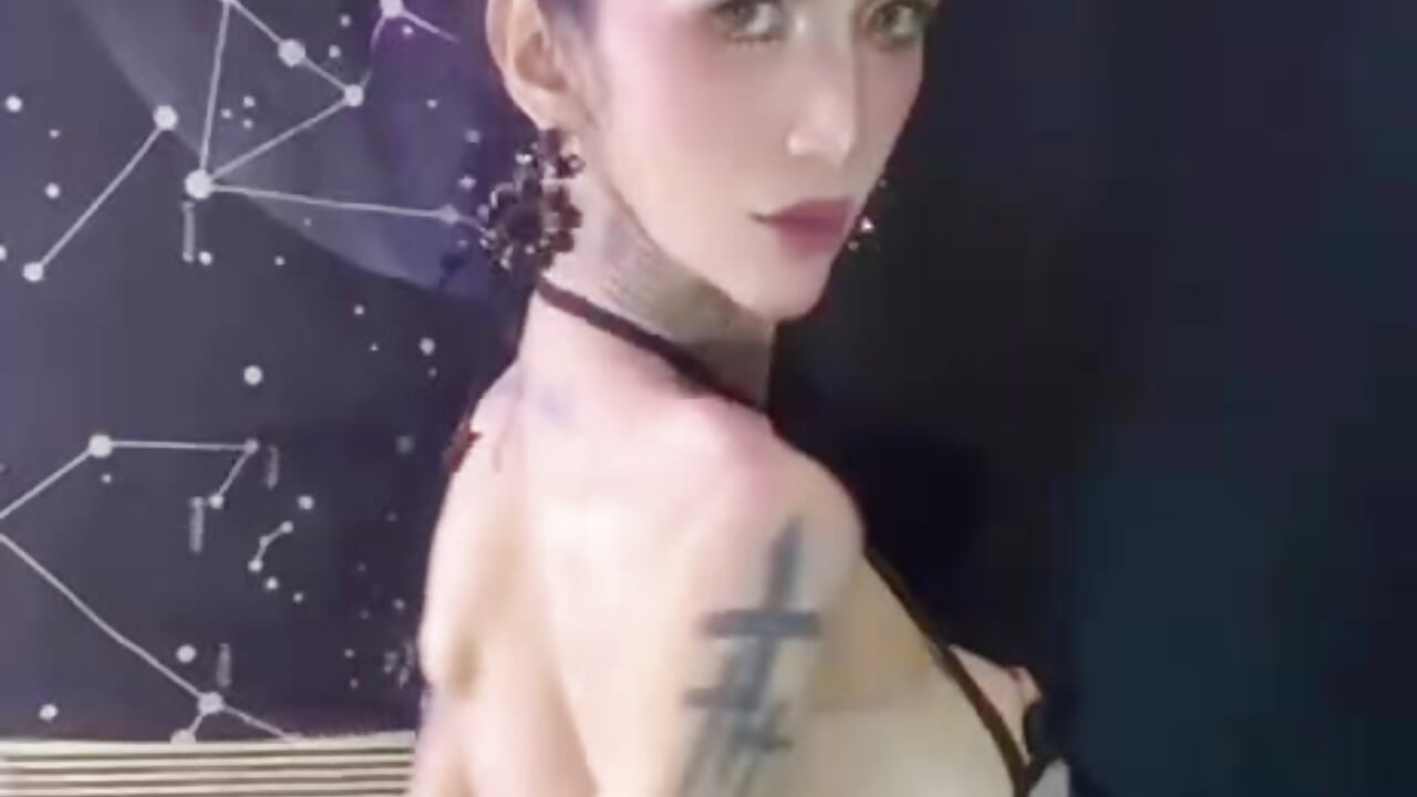 She emerges from deep within, - vidéo du modèle de showcams redhotties