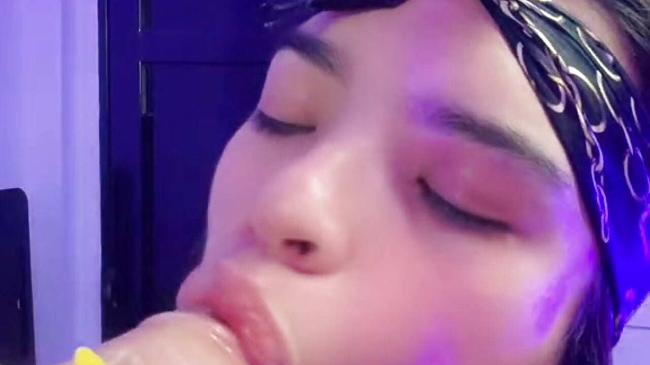 I wanted a blowjob, so I got my hands and mouth to work 🤤👅💦💦
