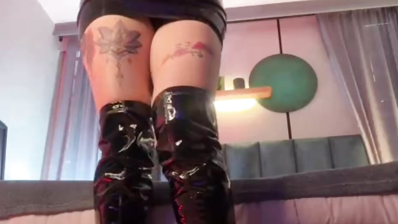 🔥Teasing you with my hot latex outfit🖤
