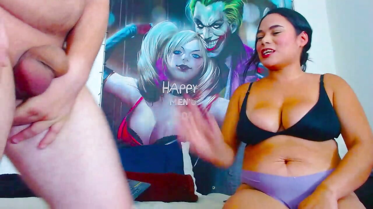 la chica mordiendo una polla