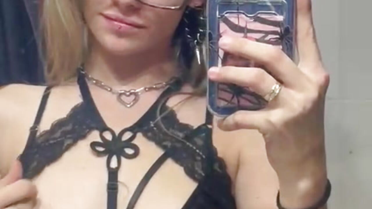 horny at a house party - video của người mẫu cam deepthem