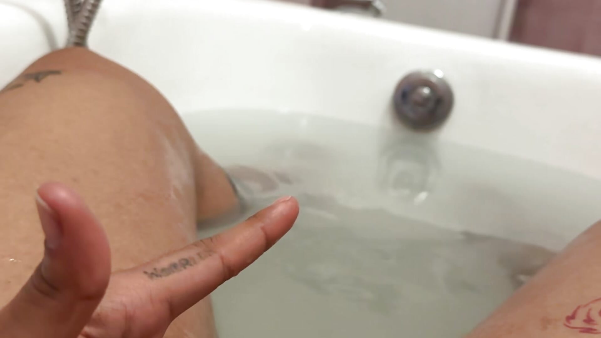 Mi tocco in vasca - video by Porca95 cam model