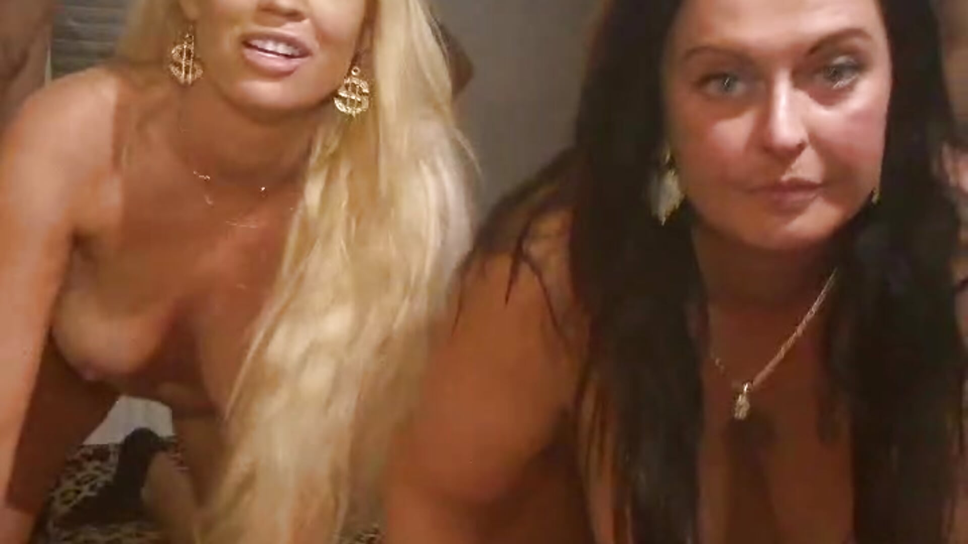 Orgie ik en mijn vriendin worden tegelijk geneukt - video van lotteliefde1 cam-model