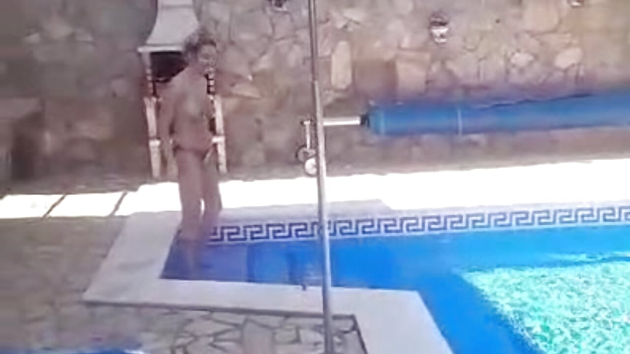 Gek doen op vakantie met mijn moeder topless zwemmen - วิดีโอโดย lotteliefde1 โมเดลแคม