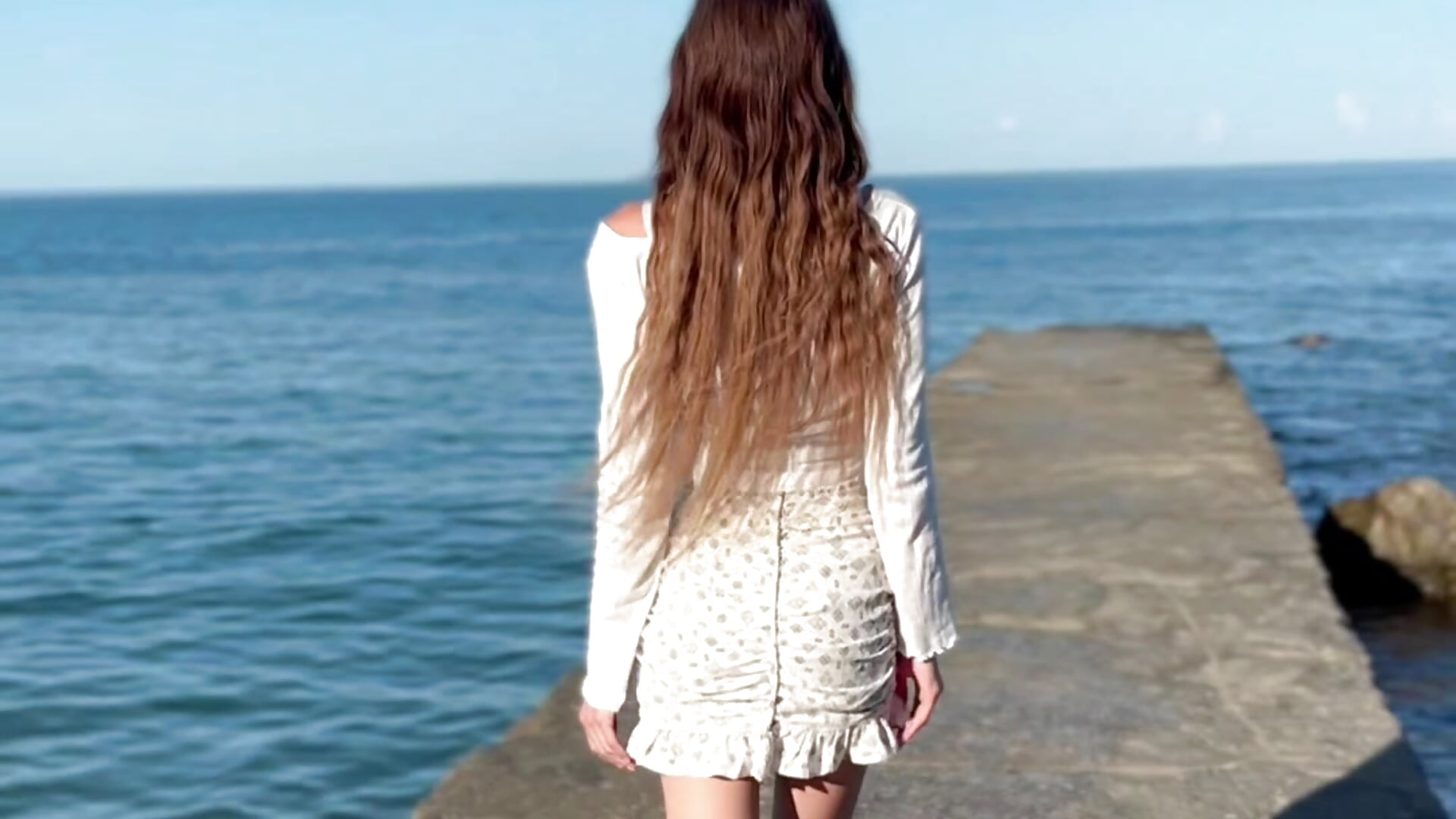 Walk by the sea - video by LolaVexx cam model