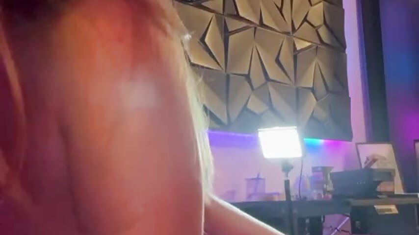 Riding his cock😈