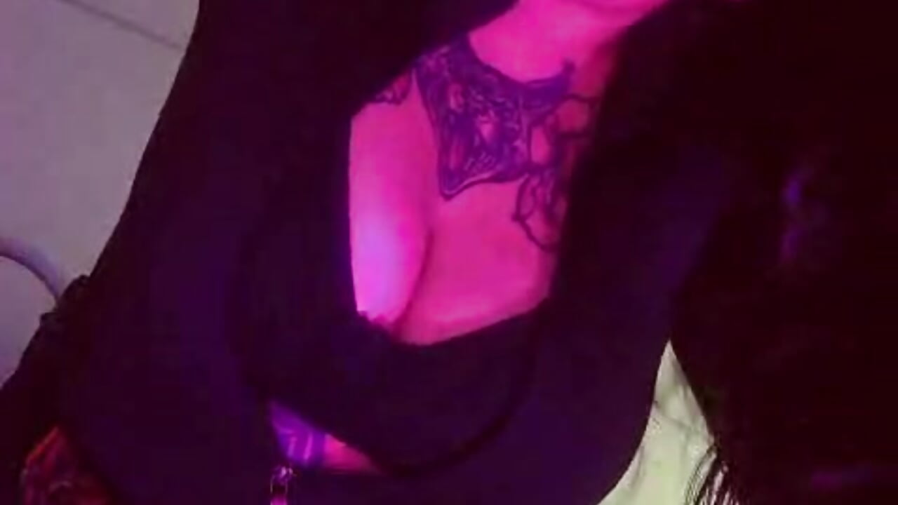 look me🔥 - video by Violett_Sinclair cam model