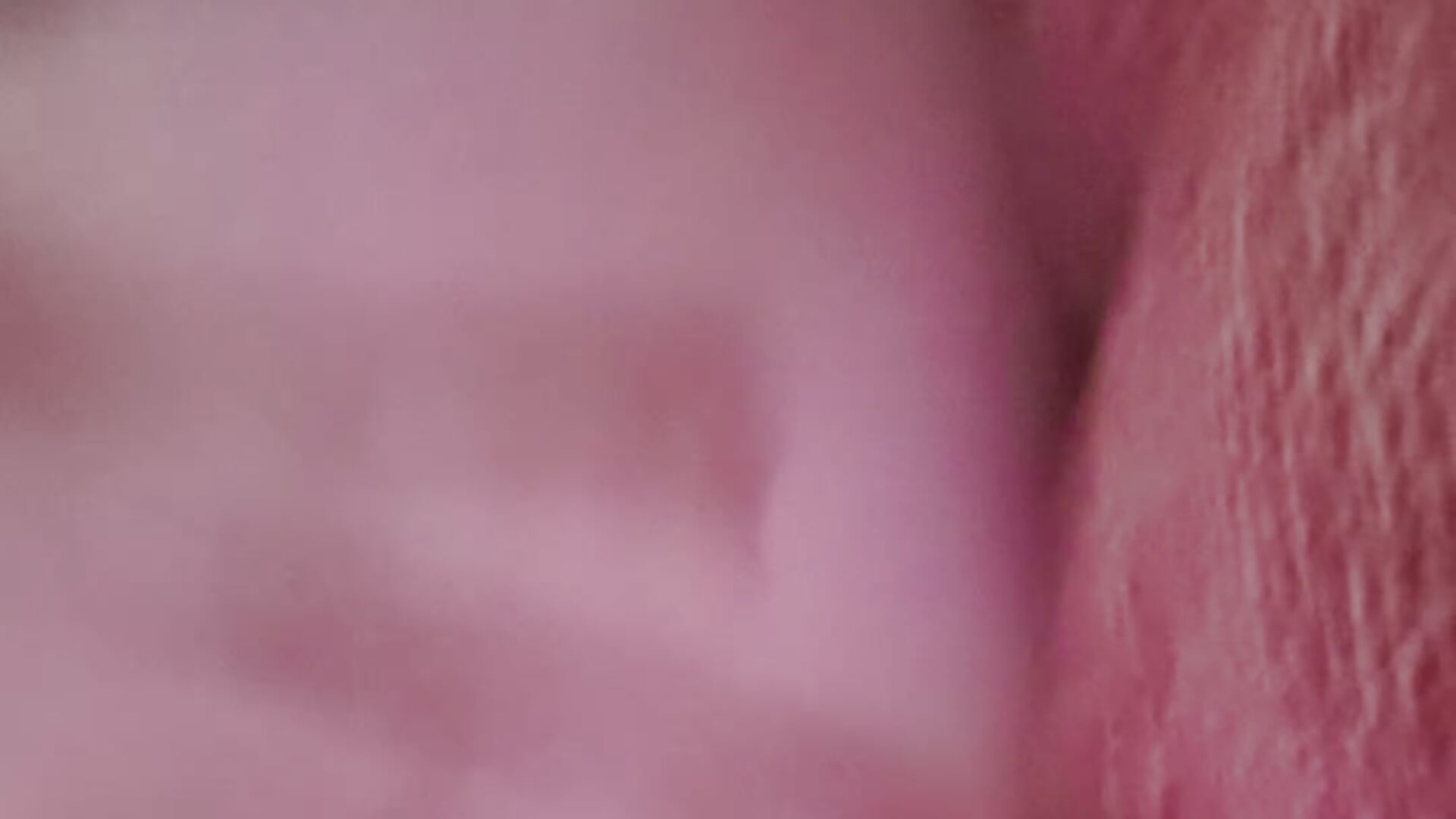 Je me doigte en gros plan zoom sur ma chatte