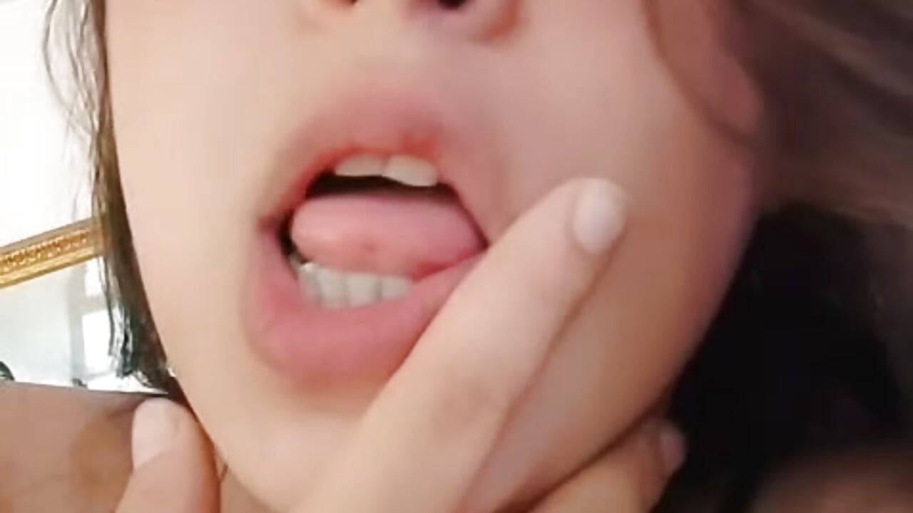 Where would you like me to pass my tongue? - video di NickandAbby_ modella di cam