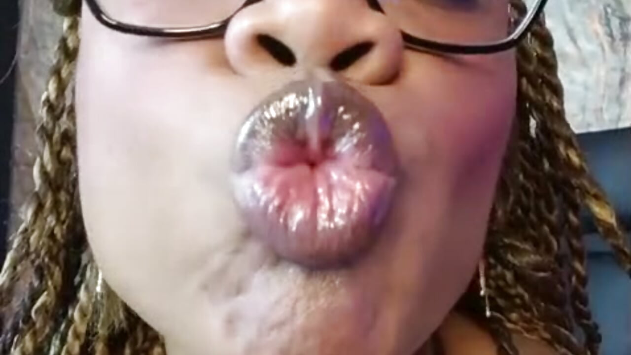 the kiss of the day - video by AranzalatinBlaks1 cam model