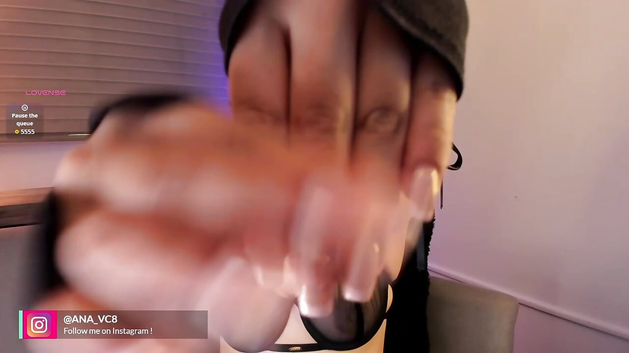 come and kiss the hands of your queen