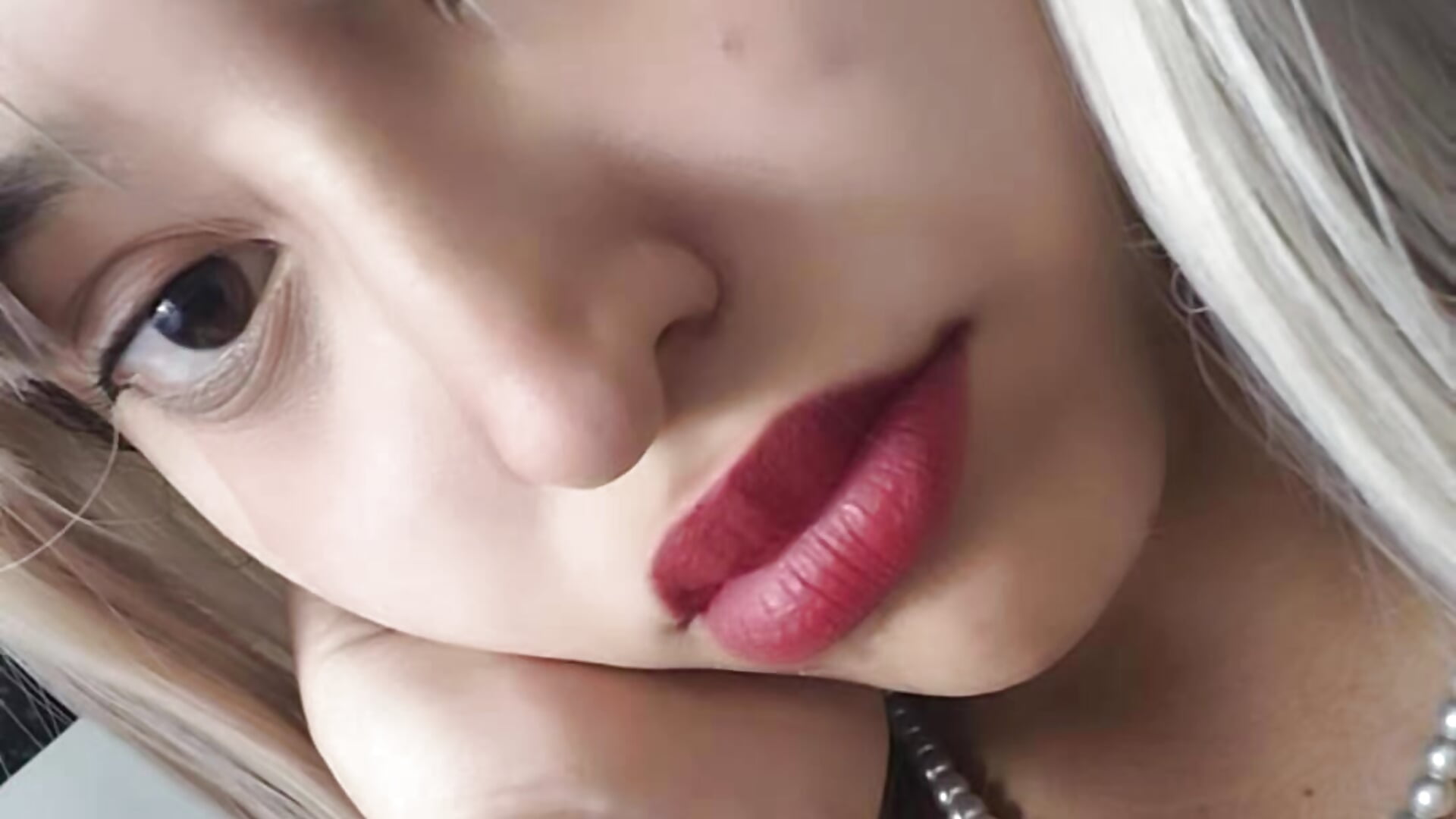 See red ❤️💋 - video by Arianna_fairy cam model