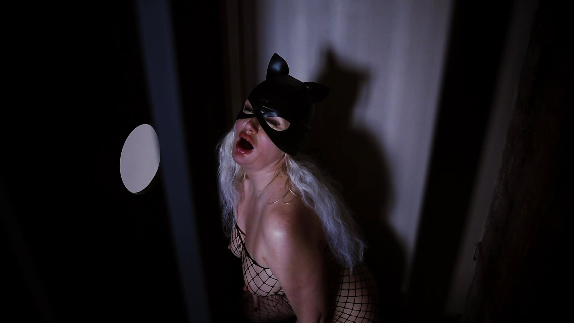 hungry cat lady sucks cock...with big plesure...(latex sexy mask ;)) - video av FlirtyMary cam-modell