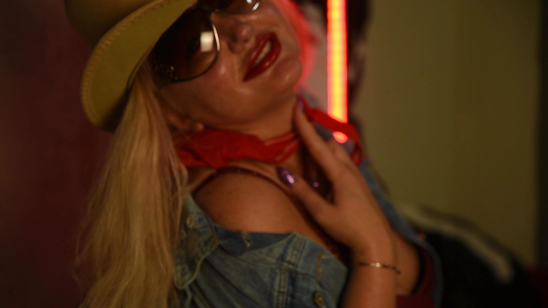 The World Is Not Enough - video av FlirtyMary cam-modell