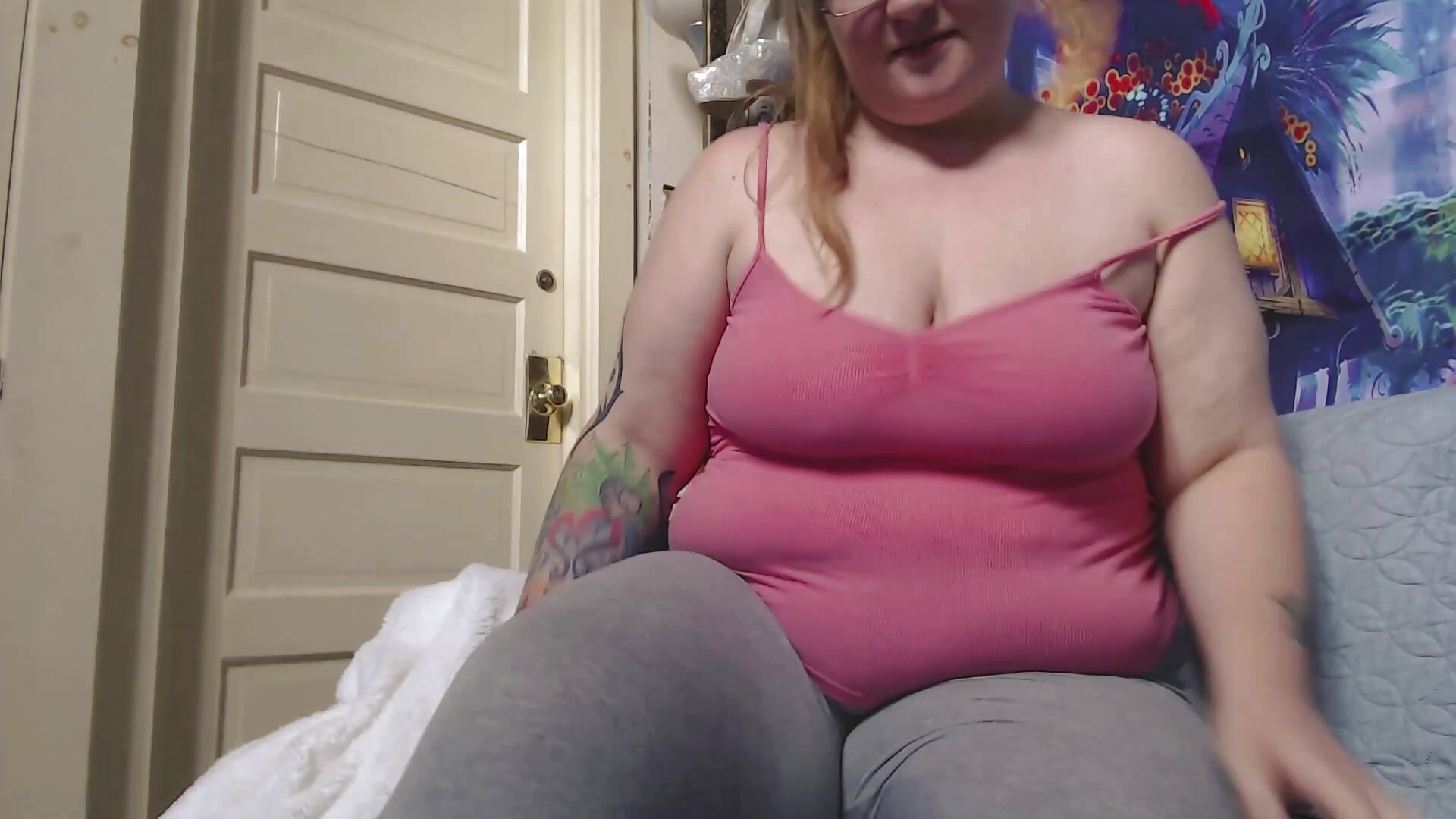 Step mom watches porn with you – видео вебкам-модели NaughtyNeighbor69