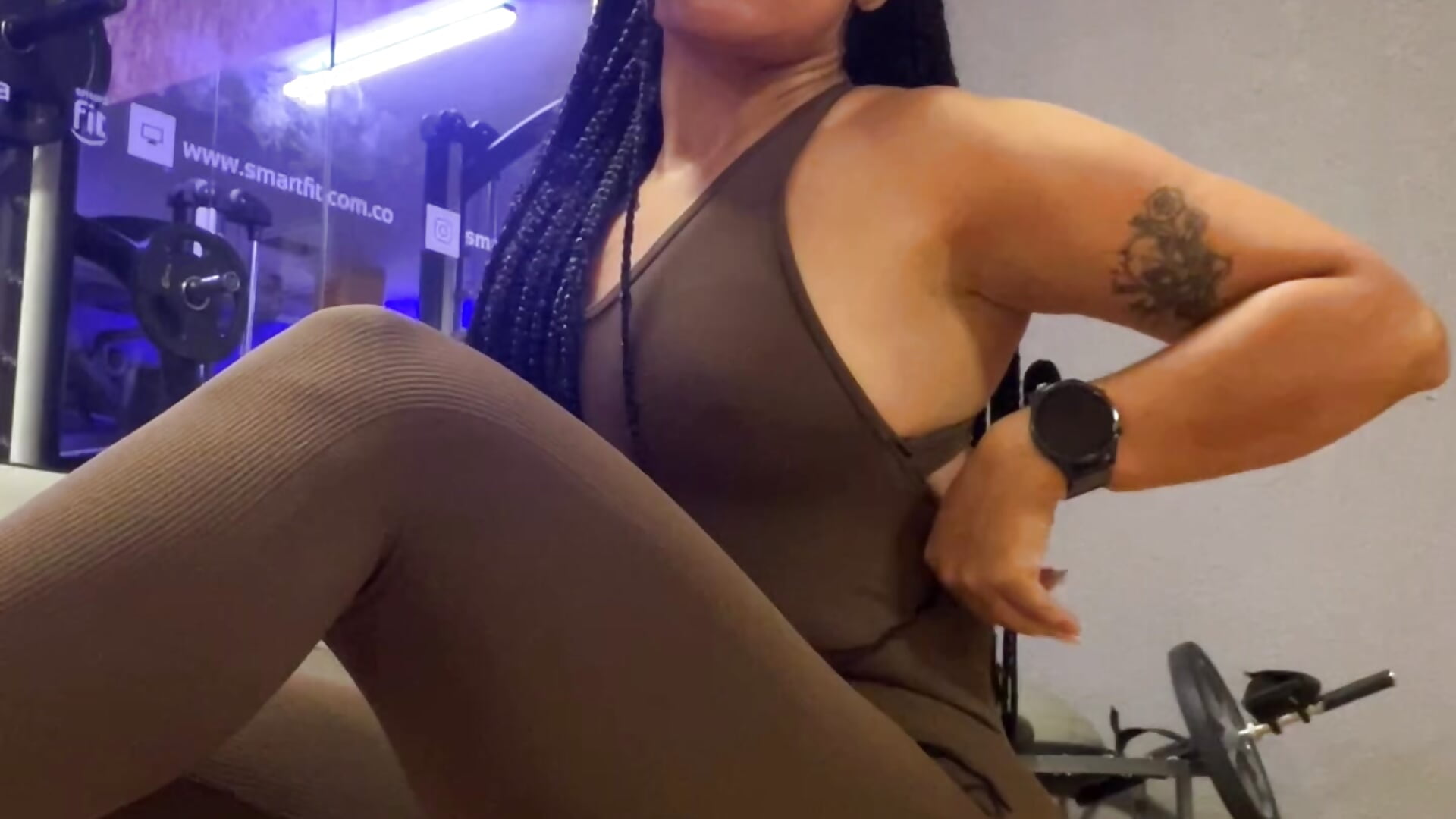 Samy at the gym - video van Samara_Hadi_ cam-model