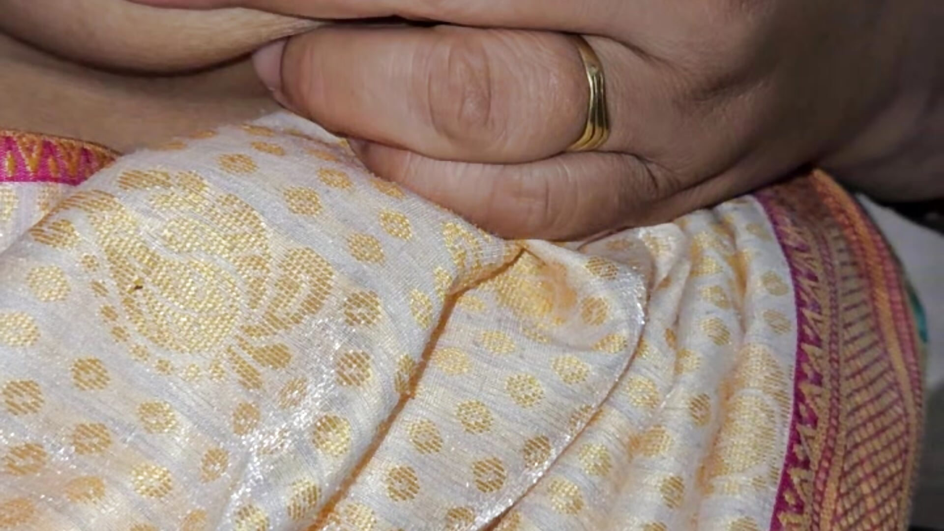 Boobs dabake doodh nikalate hue