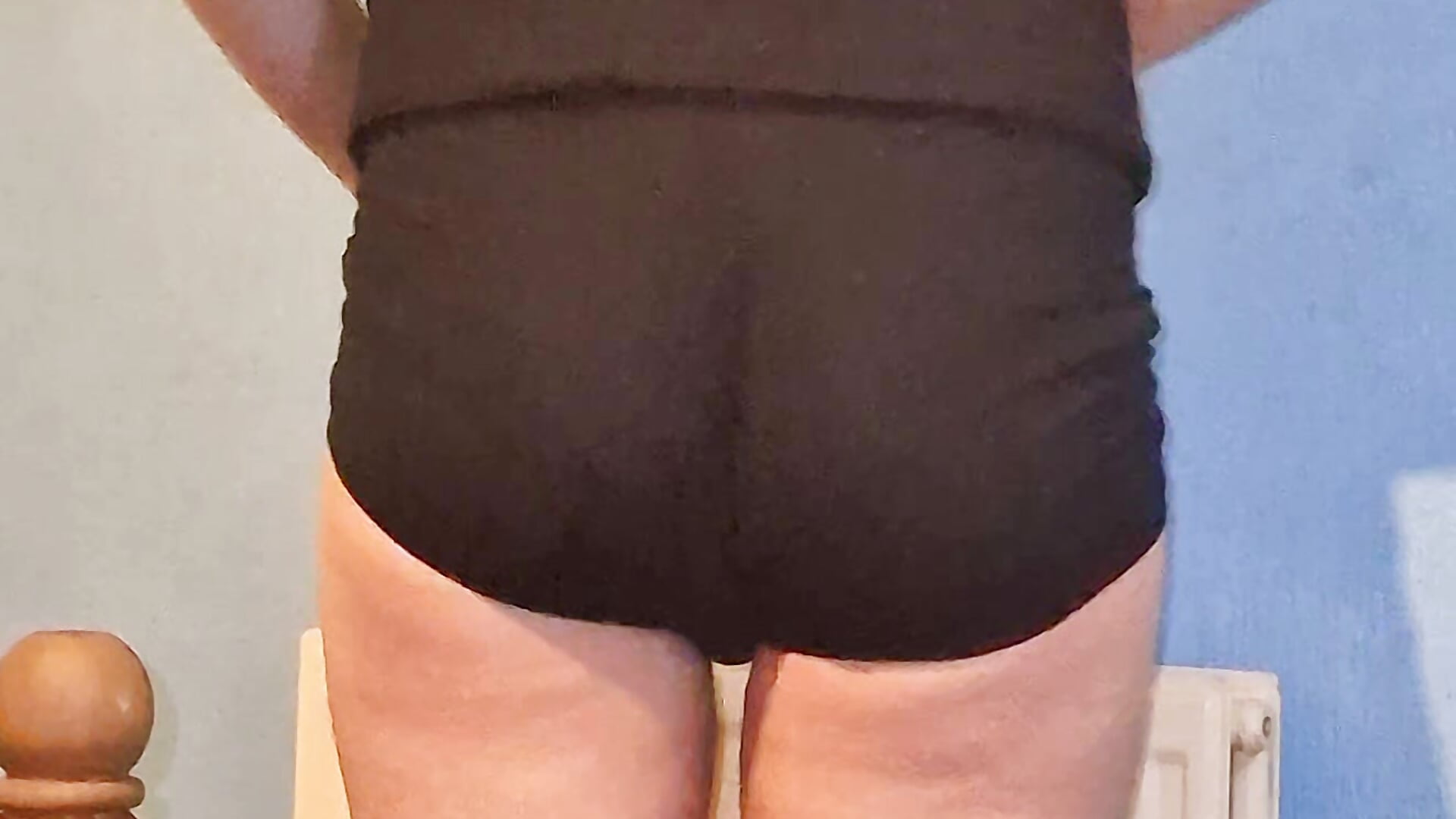 Shaking my little Ass in shorts🩳🍑 - video xTSJ24x kameramallilta