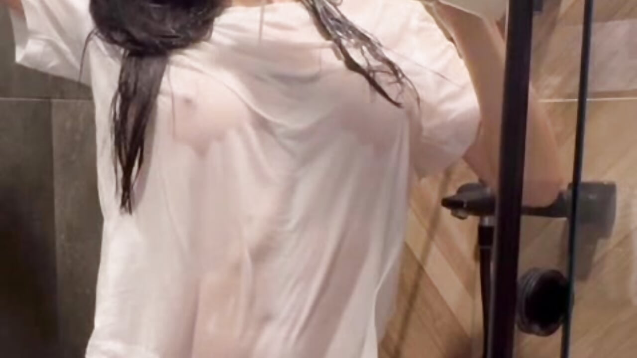 Milky tease showerr – видео вебкам-модели gglingeriee