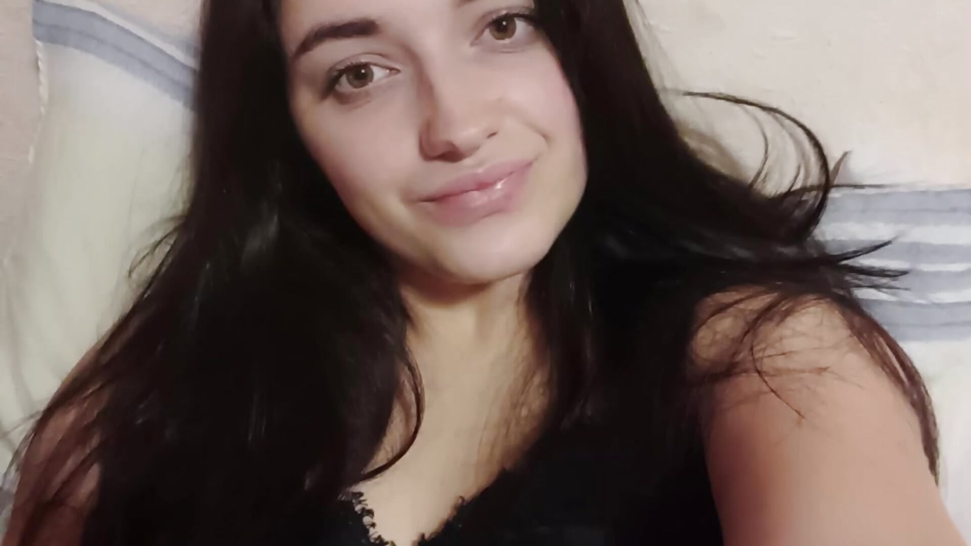 Kiss xx - video by daniella_brun cam model