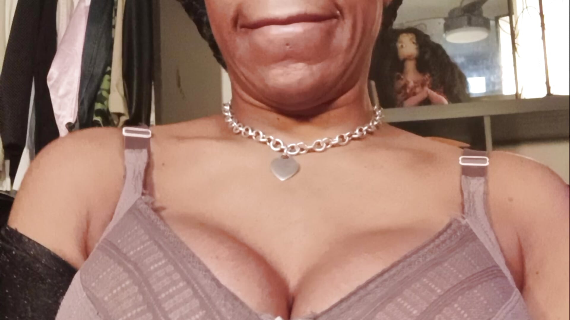 Pierced clit - video di Kennady_Buxum_Goddess modella di cam