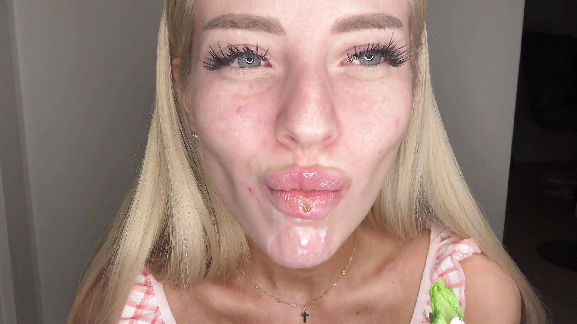 Warning disgusting‼️🙈 No makeup-Gargle milk, dirty chew droll salad & banana mouth wide open🤤 - vídeo de SerenaNoir modelo de câmara