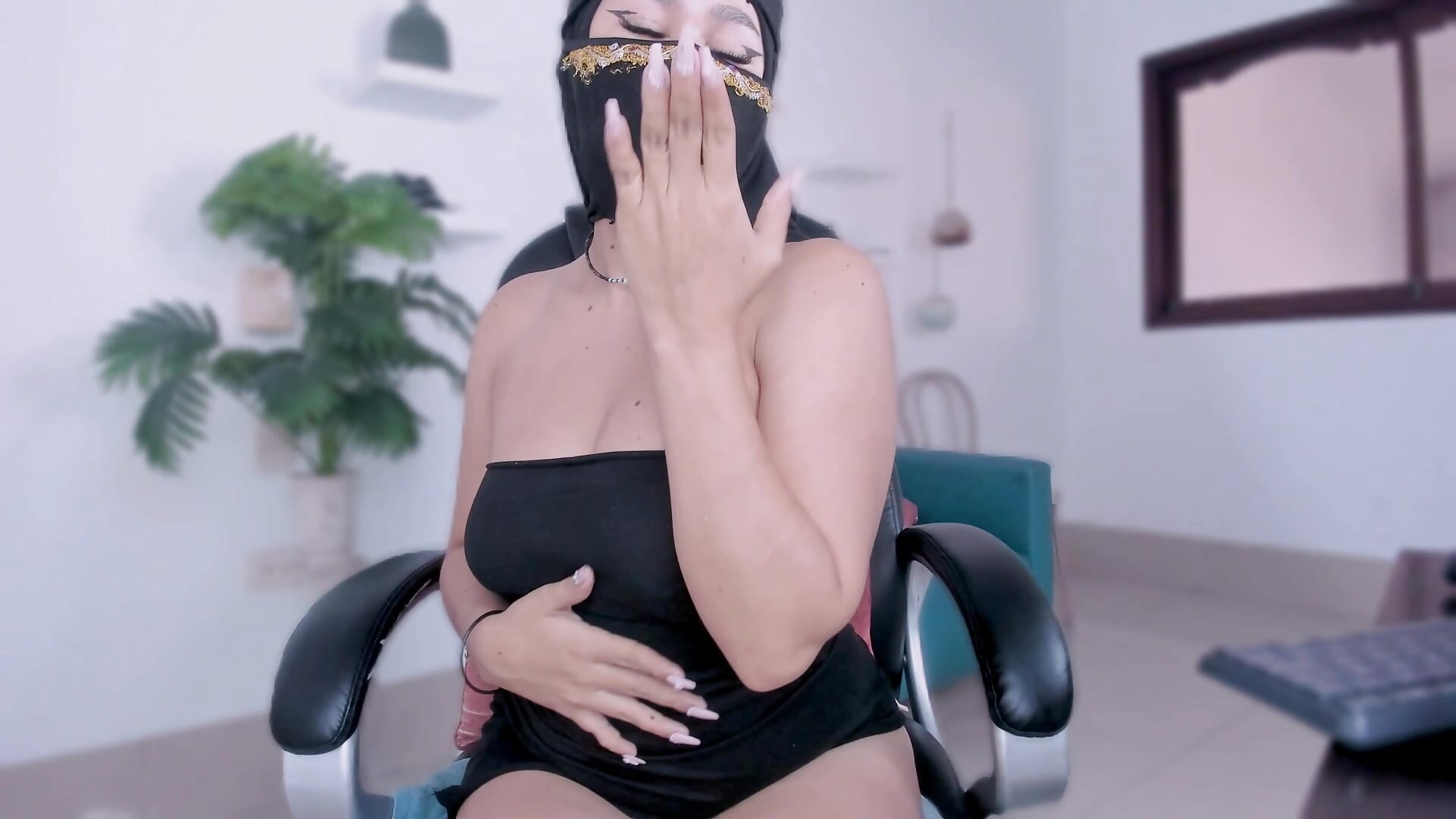 💜 “I didn't come to go unnoticed... I came to get your attention and make this night different.” – video af May_hadi cam-model