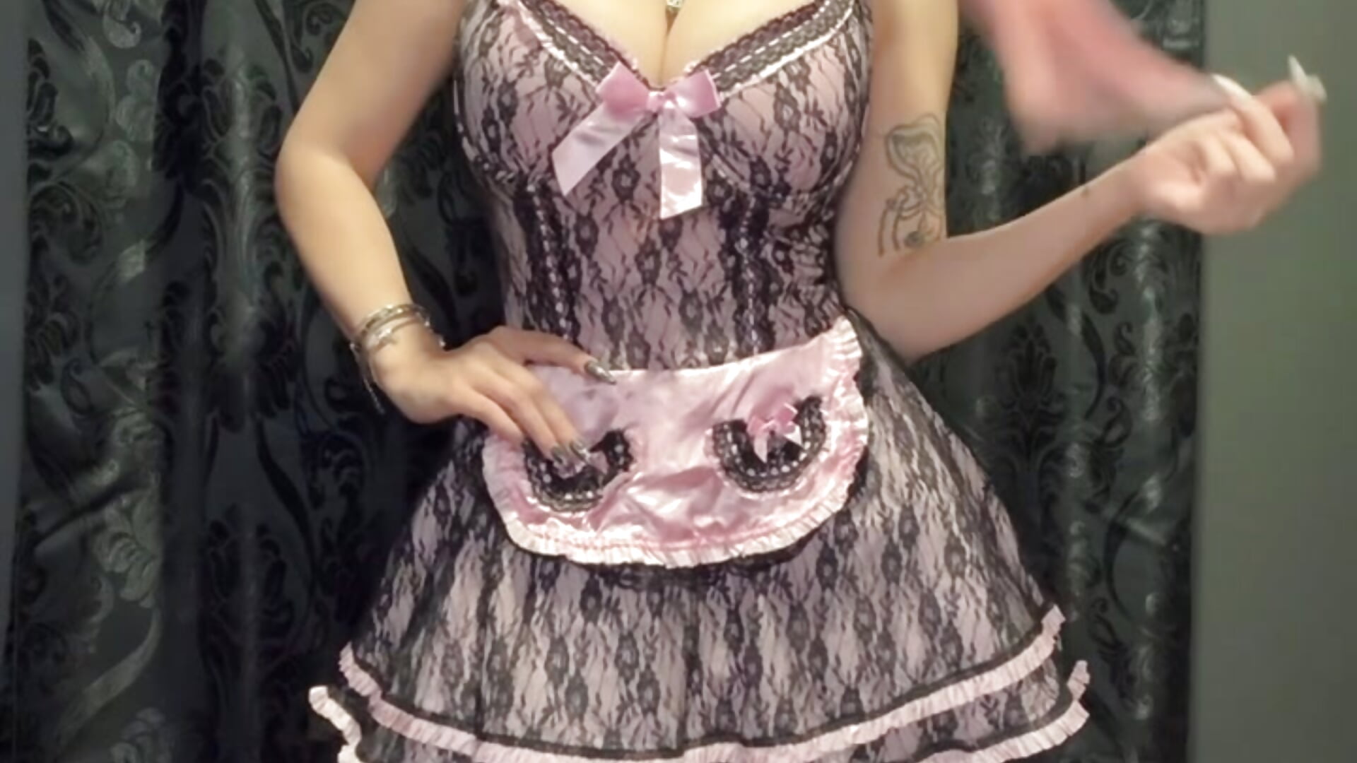 Pink maid - video di Paige_Turner modella di cam